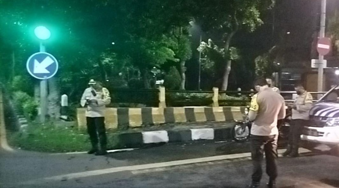 Kapolsek Tambaksari Gelar Patroli Malam Hari Bersama 3 Pilar