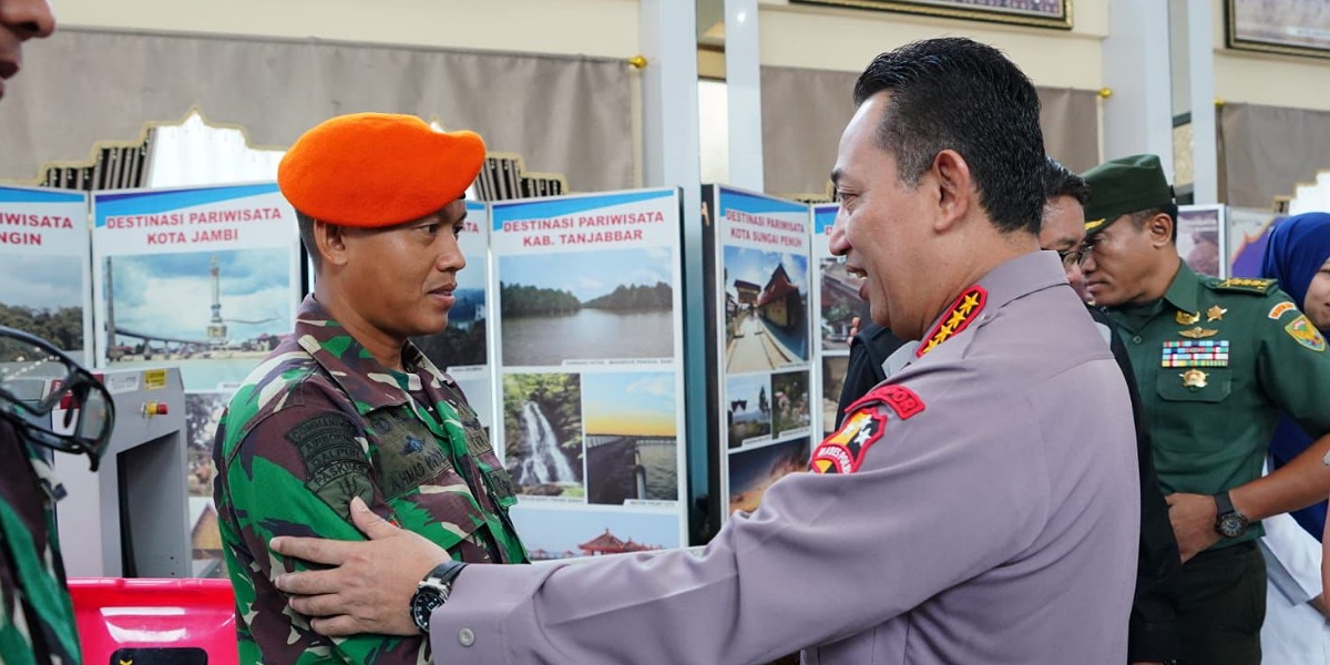 Kapolri Beri Apresiasi Langsung ke TNI yang 'Berputar' dan Tim Gabungan Evakuasi Kapolda Jambi