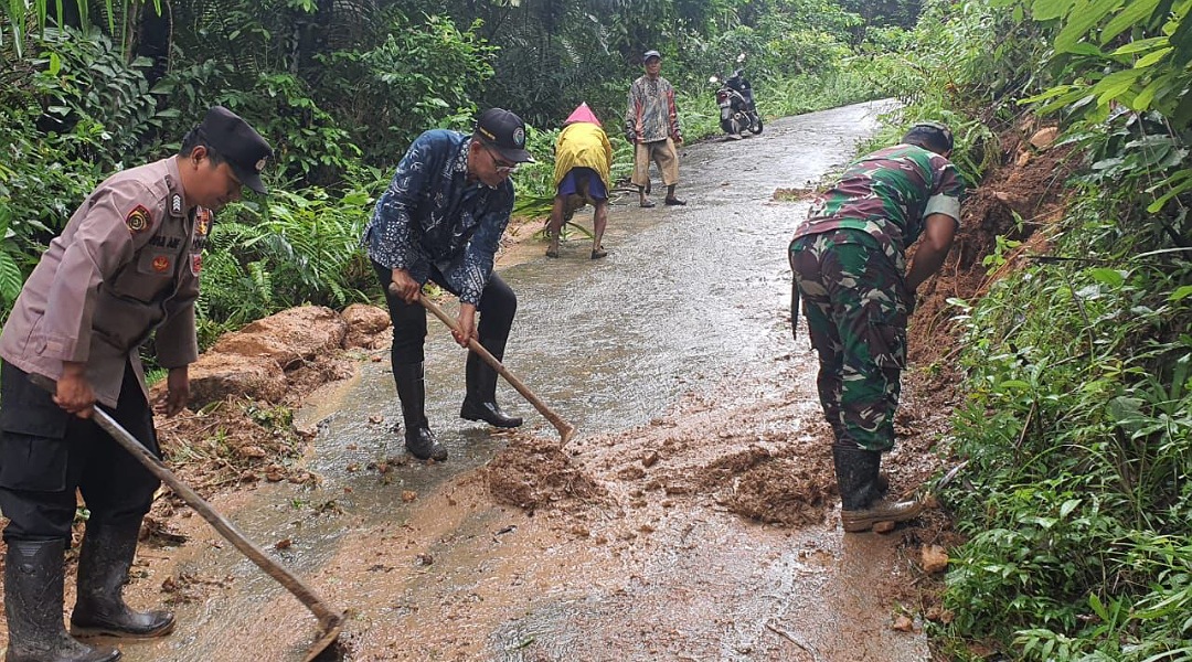 Gotong Royong, Polisi Bersama TNI dan Warga Bersihkan Lumpur Pasca Longsor di Bawean