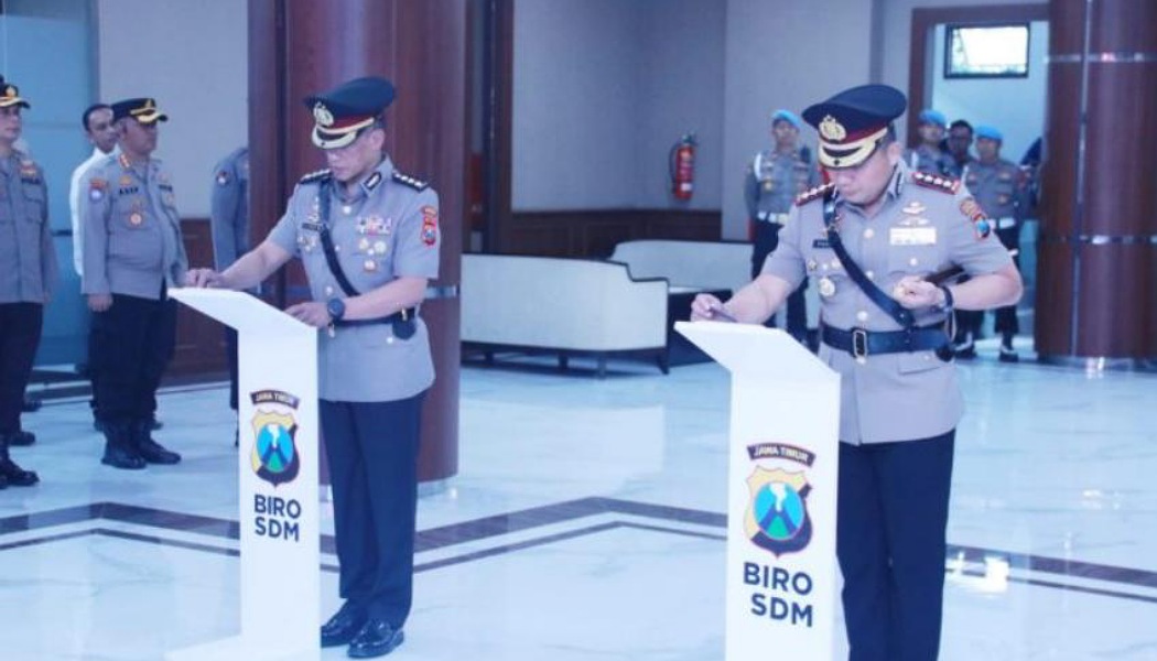 Kapolda Jawa Timur Irjen Pol Dr.Toni Harmanto,MH Pimpin Upacara Serah Terima Jabatan Kapolrestabes Surabaya