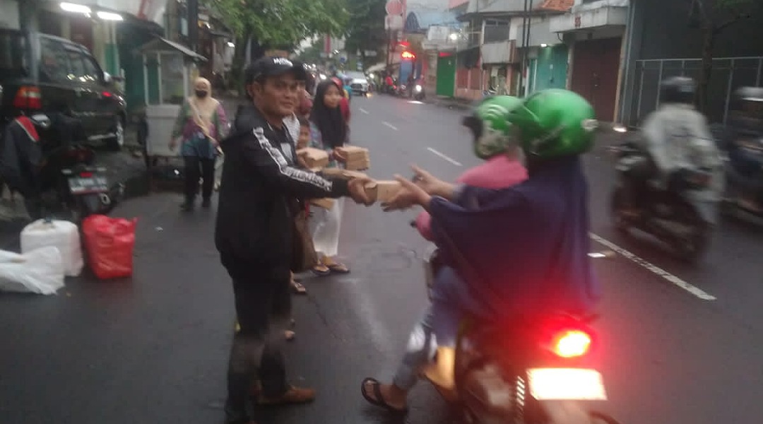 Team sredex lintas jatim bersama gagak hitam menggelar bukber dan bagi takjil bersama anak yatim & piatu