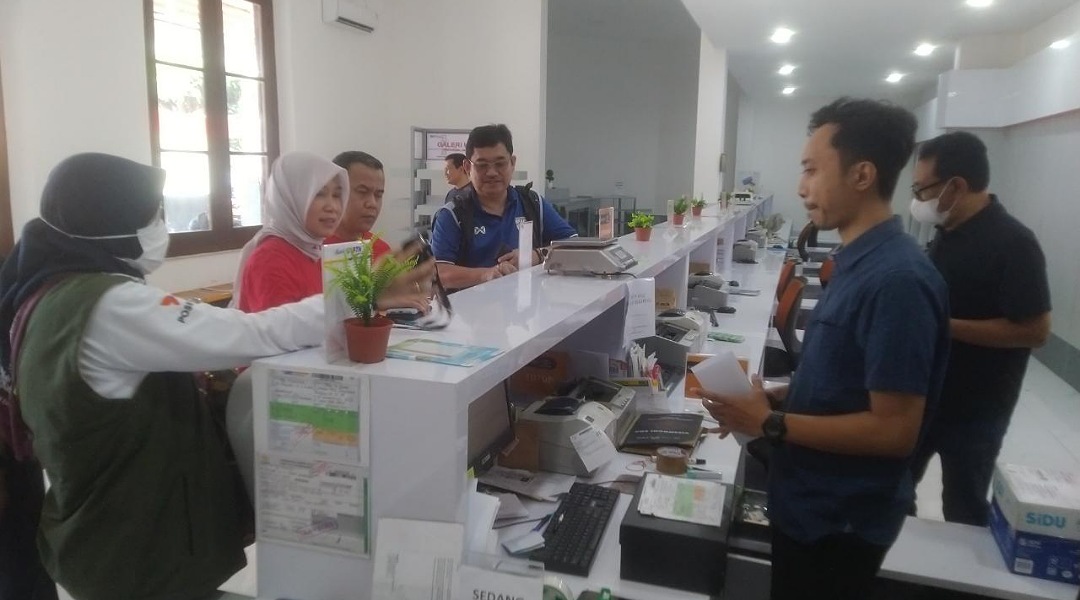 Direktur Bisnis dan Kurir Logistik Pos Indonesia, Meninjau Penyaluran Bantuan KPM 