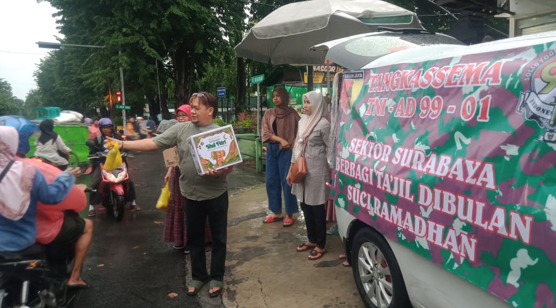 Keluarga Besar Leting Tangkassema TNI AD Wilayah Korem 084/Bj menggelar kegiatan Berbagi Takjil Dibukan Suci Romadhon 1444H