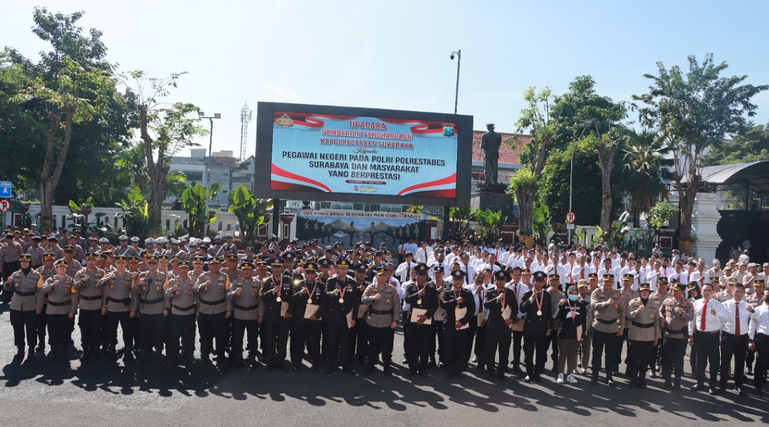 19 Anggota dan Masyarakat yang Berprestasi Terima Penghargaan dari Kapolrestabes Surabaya