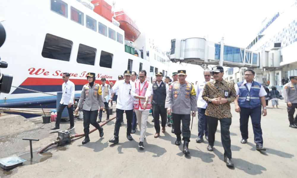 Kapolri Tinjau Pelabuhan Tanjungperak, Pastikan Pemudik Aman dan Nyaman