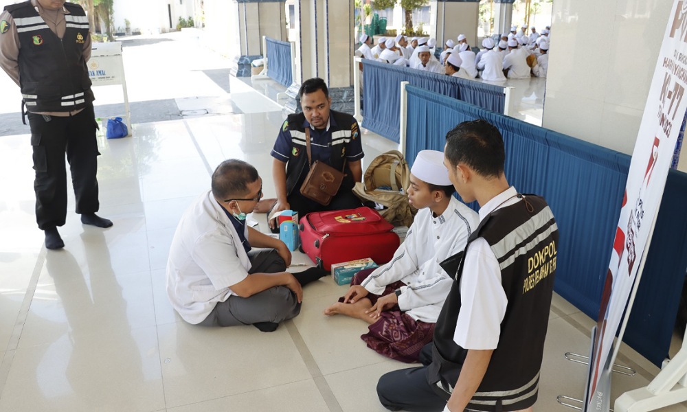 Polres Tanjung Perak Gelar Bakti Kesehatan Untuk Santri Wujudkan Generasi Muda Sehat dan Produktif