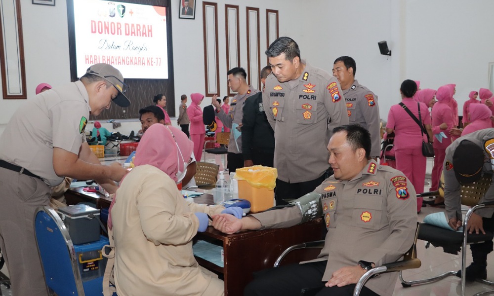 Bhayangkari Ramaikan Giat Donor Darah Polrestabes Surabaya Dalam Rangka Hari Bhayangkara Ke - 77