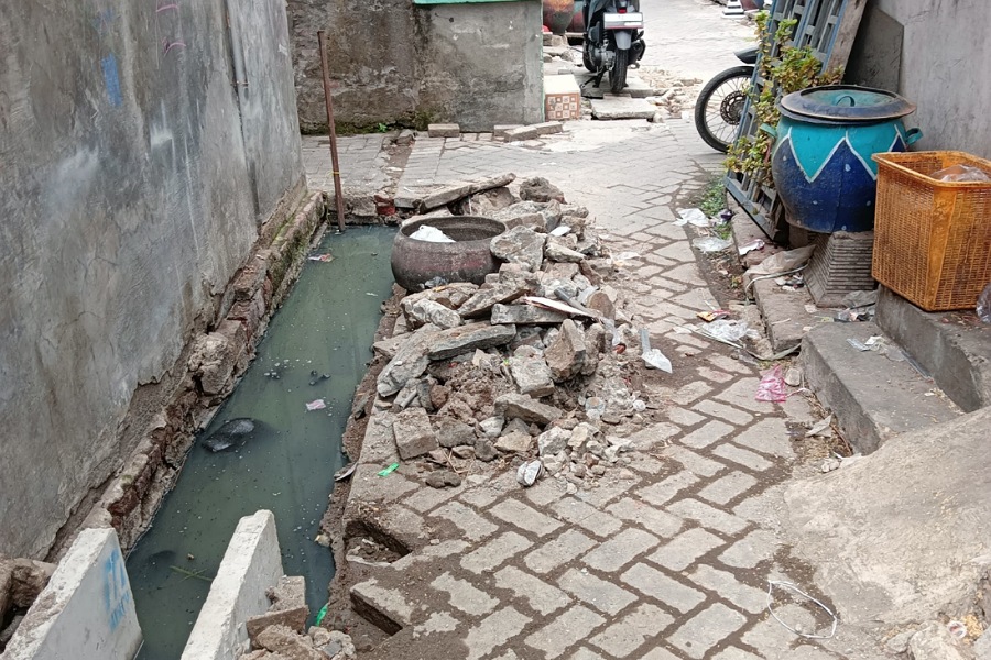 Program Pembangunan Paving Baru dan saluran air di Wilayah Kapasari Pedukuhan Gang X RT VI/RW X Kelurahan Tambak Rejo Surabaya