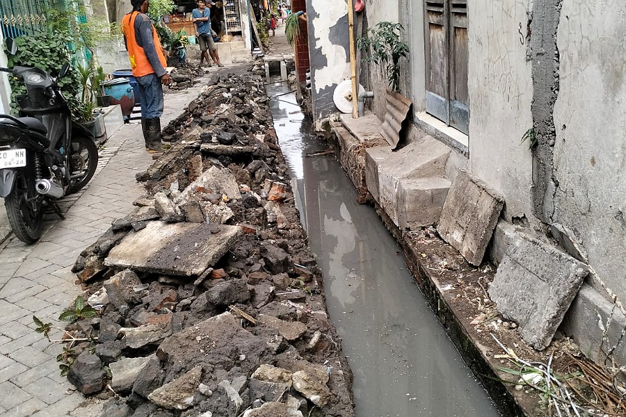 Program Pembangunan Paving Baru dan saluran air di Wilayah Kapasari Pedukuhan Gang X RT VI/RW X Kelurahan Tambak Rejo Surabaya