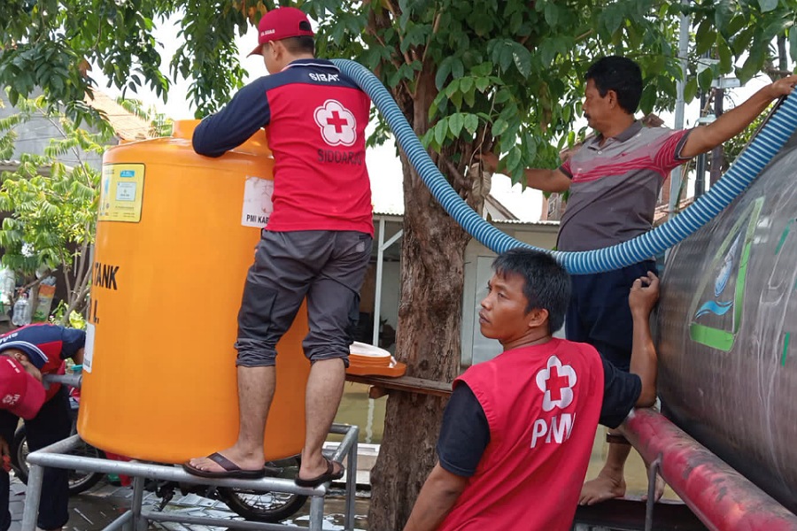 Air bersih dari Perumda Delta Tirta untuk korban banjir di Sidoarjo