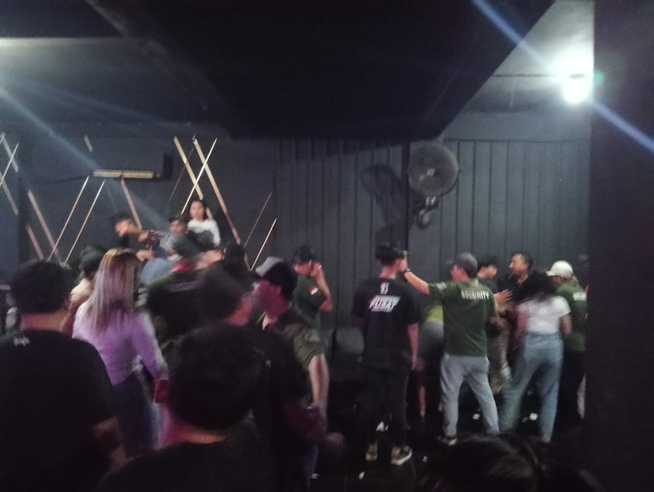 Kericuhan di dalam diskotik Alcatraz Surabaya