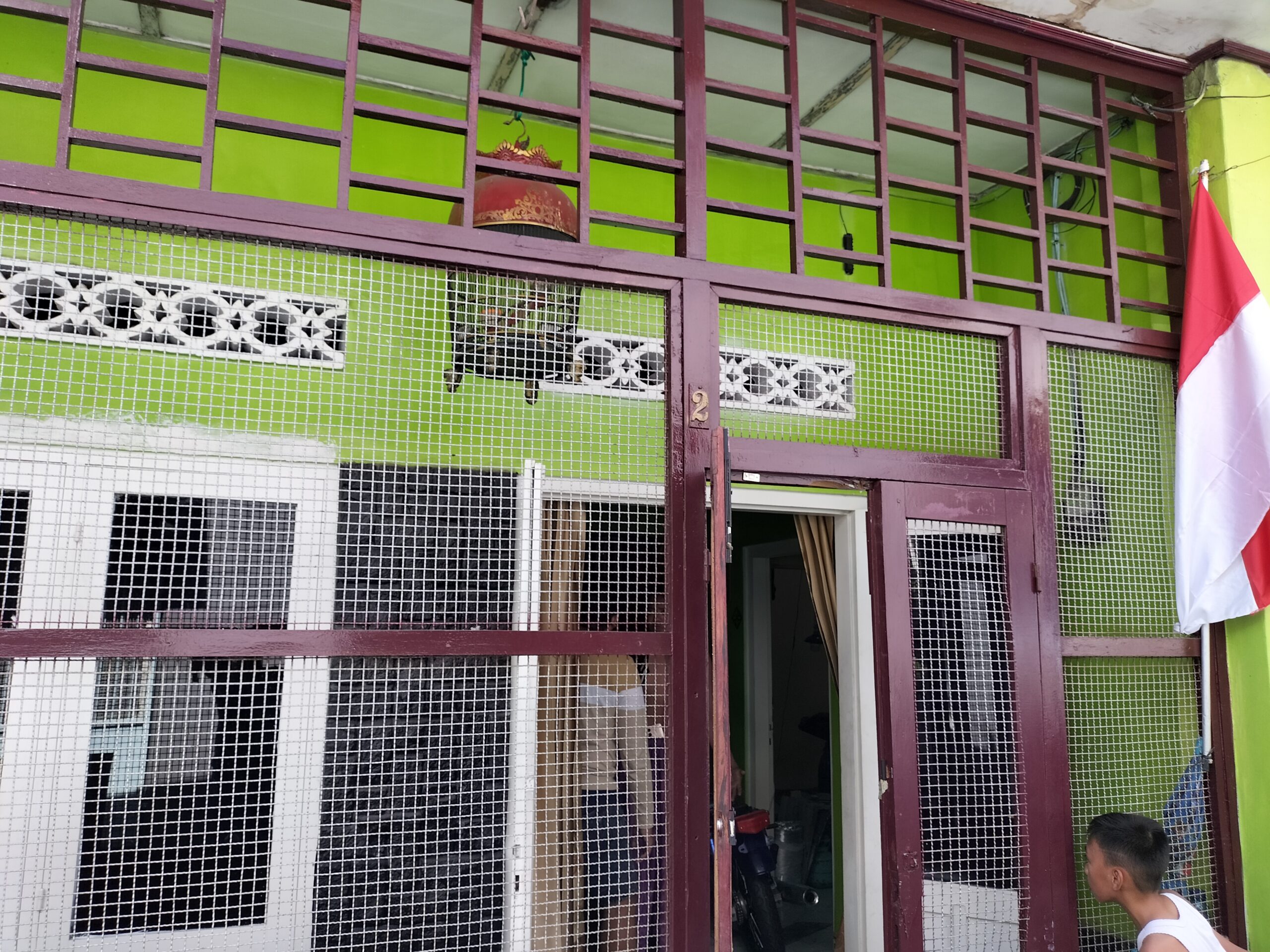 Lokasi penangkapan atau kediaman terduga F