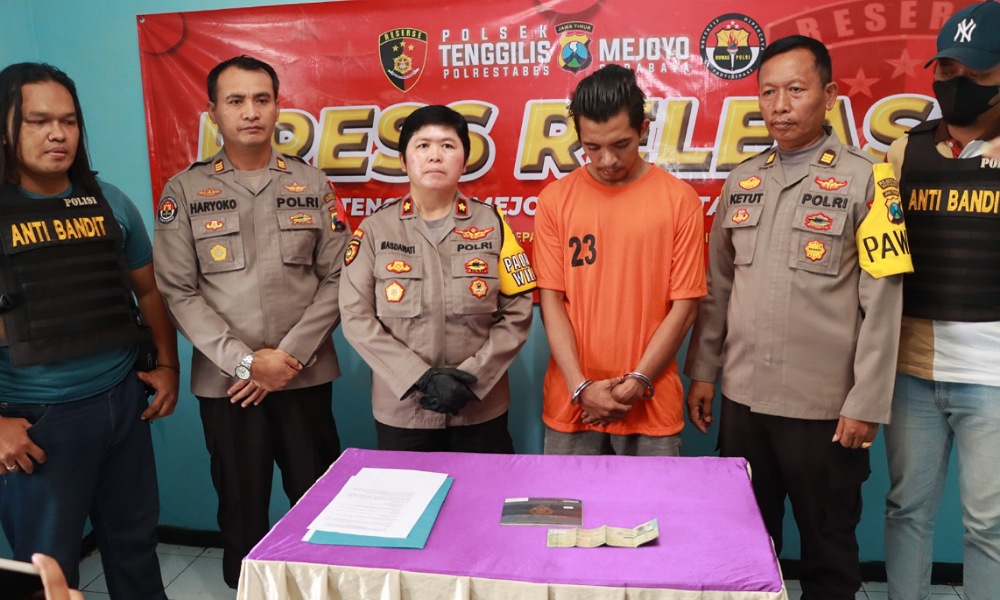Dua pelaku pencurian kendaraan bermotor di halaman Diskominfo Humas Pemkot Surabaya, Jalan Jimerto 6 - 10 Kota Surabaya,